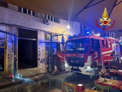 Paura in centro a Palermo, incendio ai contatori elettrici: evacuato edificio di via Maqueda