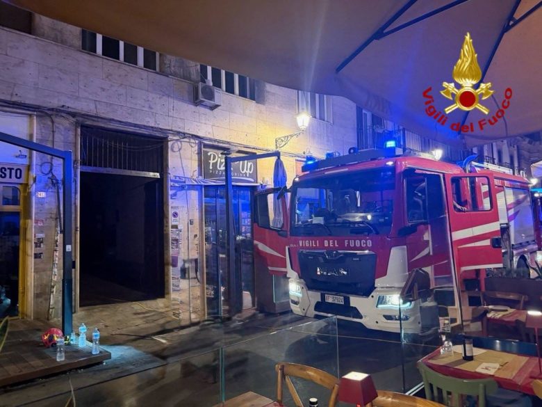 Paura in centro a Palermo, incendio ai contatori elettrici: evacuato edificio di via Maqueda