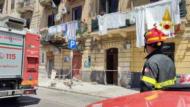 Palermo, crolla balcone e donna precipita: grave al Civico