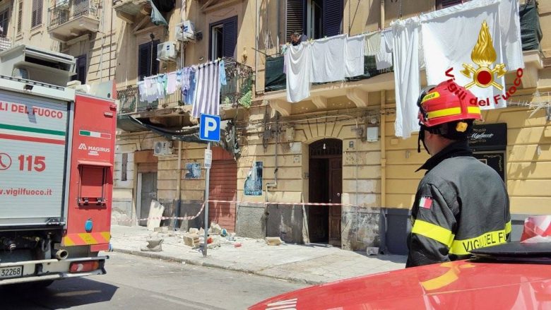 Palermo, crolla balcone e donna precipita: grave al Civico