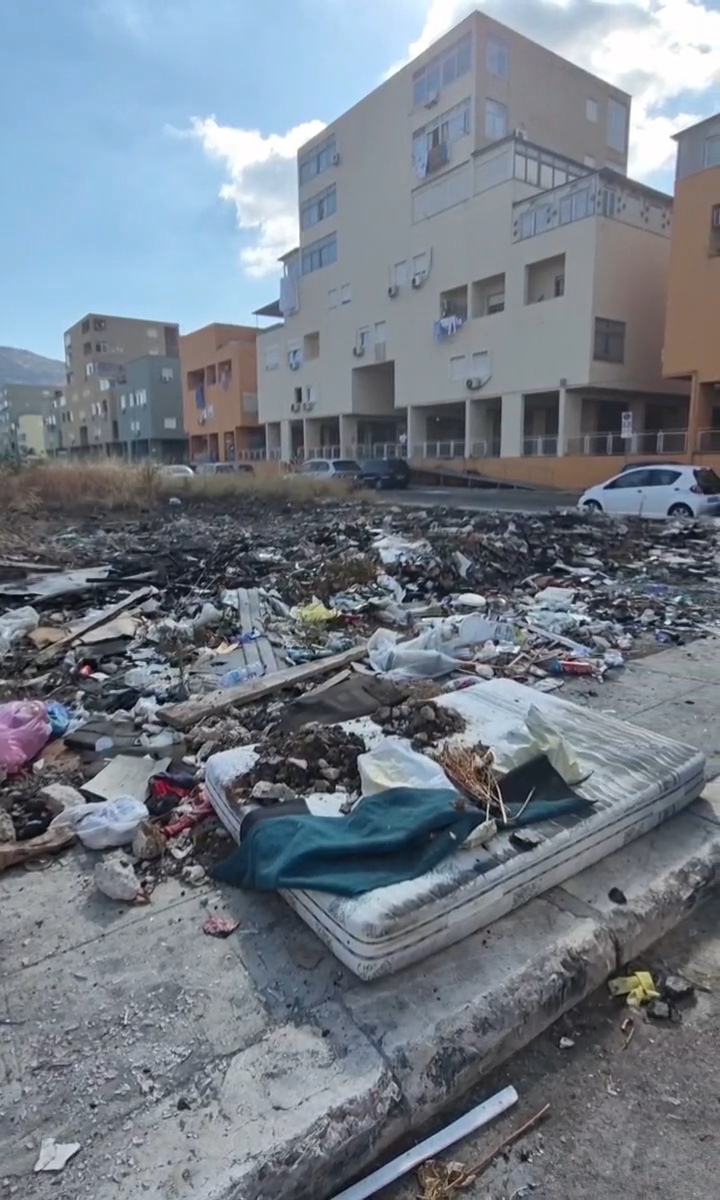 VIDEO | Rifiuti pericolosi e incendi, l’allarme dallo Zen: “Controlli immediati, territorio abbandonato”