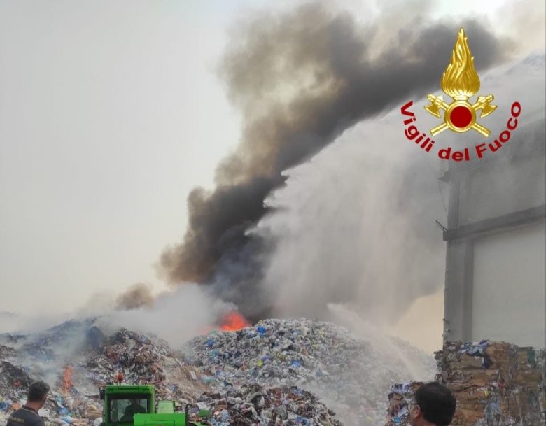 Zona industriale di Catania, in fiamme rifiuti e materiali di scarto all’interno di una ditta di materiale plastico