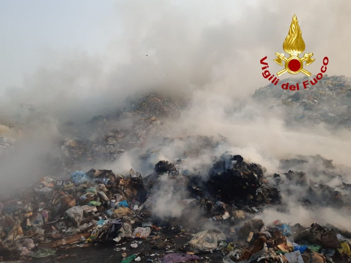 FOTO| Zona industriale di Catania, in fiamme rifiuti all’esterno di una ditta di materiale plastico: difficili le operazioni di spegnimento FOTO| Zona industriale di Catania, in fiamme rifiuti all’esterno di una ditta di materiale plastico: difficili le operazioni di spegnimento