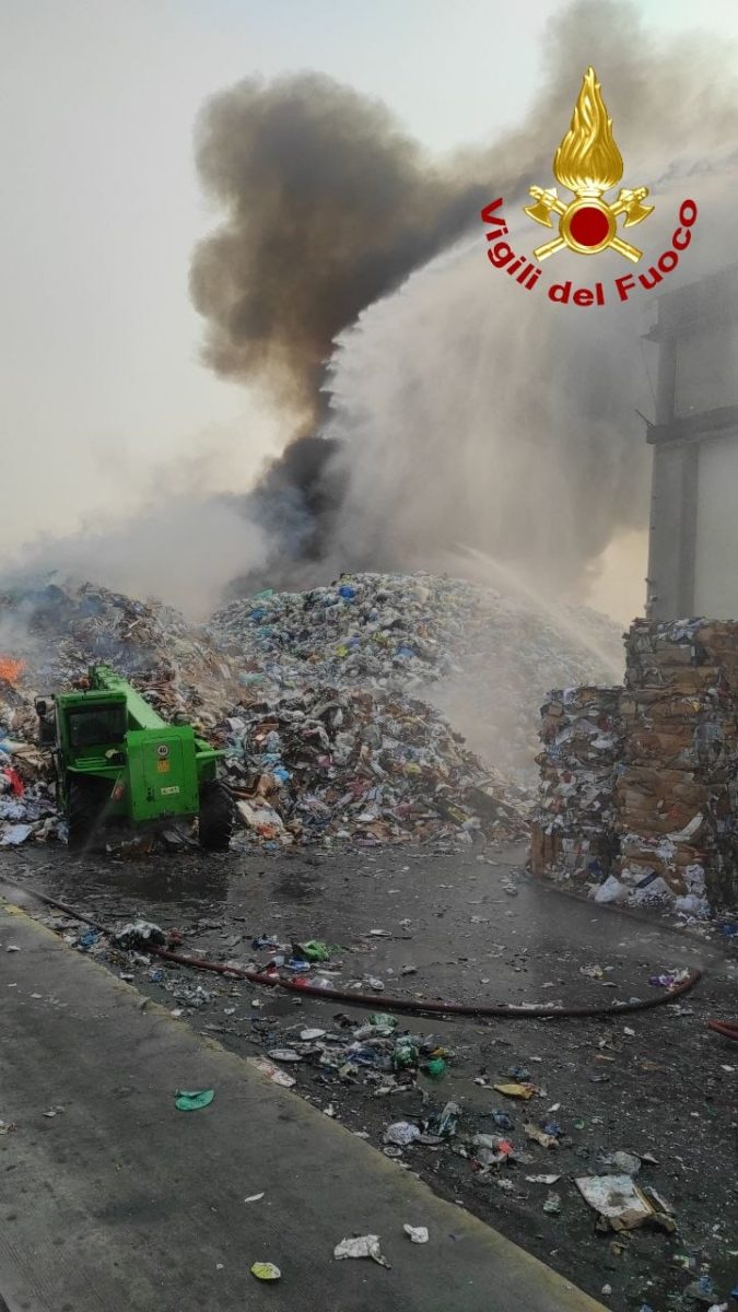 FOTO| Zona industriale di Catania, in fiamme rifiuti all’esterno di una ditta di materiale plastico: difficili le operazioni di spegnimento FOTO| Zona industriale di Catania, in fiamme rifiuti all’esterno di una ditta di materiale plastico: difficili le operazioni di spegnimento