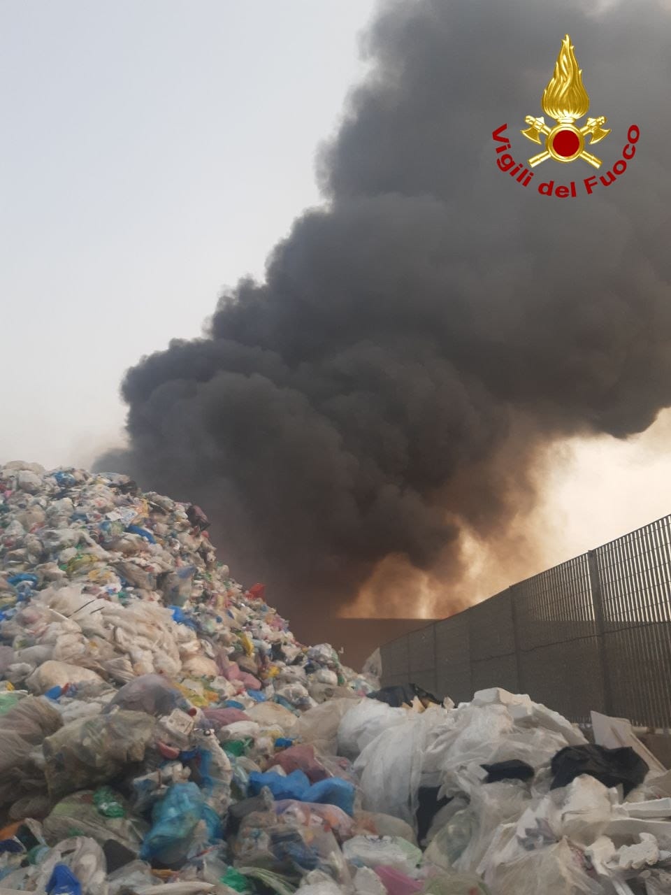 FOTO| Zona industriale di Catania, in fiamme rifiuti all’esterno di una ditta di materiale plastico: difficili le operazioni di spegnimento FOTO| Zona industriale di Catania, in fiamme rifiuti all’esterno di una ditta di materiale plastico: difficili le operazioni di spegnimento