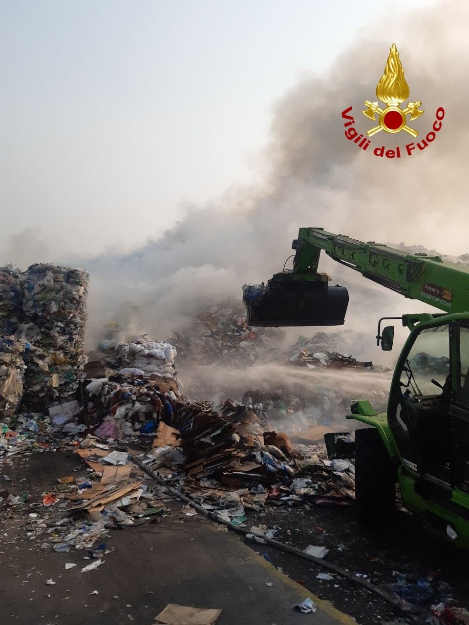 FOTO| Zona industriale di Catania, in fiamme rifiuti all’esterno di una ditta di materiale plastico: difficili le operazioni di spegnimento FOTO| Zona industriale di Catania, in fiamme rifiuti all’esterno di una ditta di materiale plastico: difficili le operazioni di spegnimento