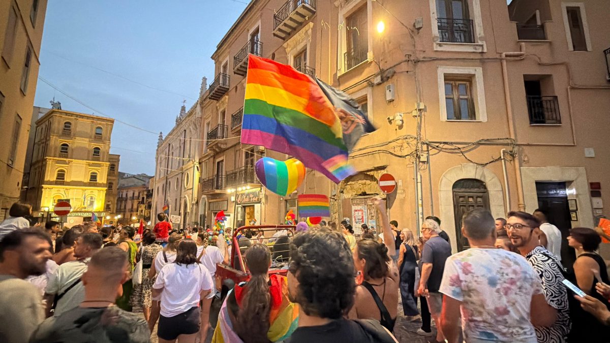 FOTO – Pride Agrigento, la città si tinge di arcobaleno nel segno di inclusione e diritti: “Evidenziamo il valore di ogni persona”