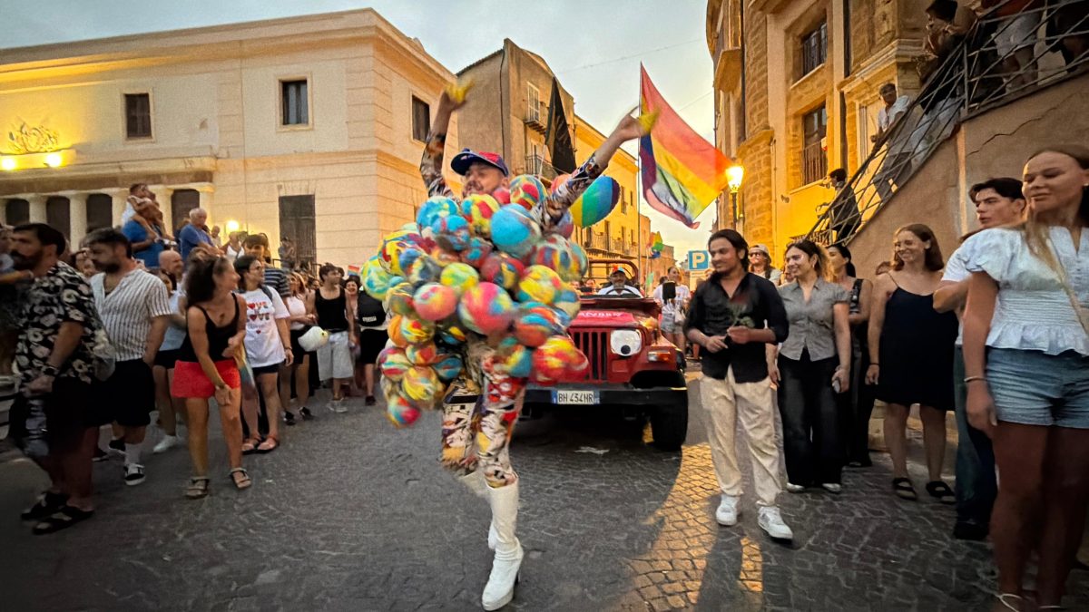 FOTO – Pride Agrigento, la città si tinge di arcobaleno nel segno di inclusione e diritti: “Evidenziamo il valore di ogni persona”