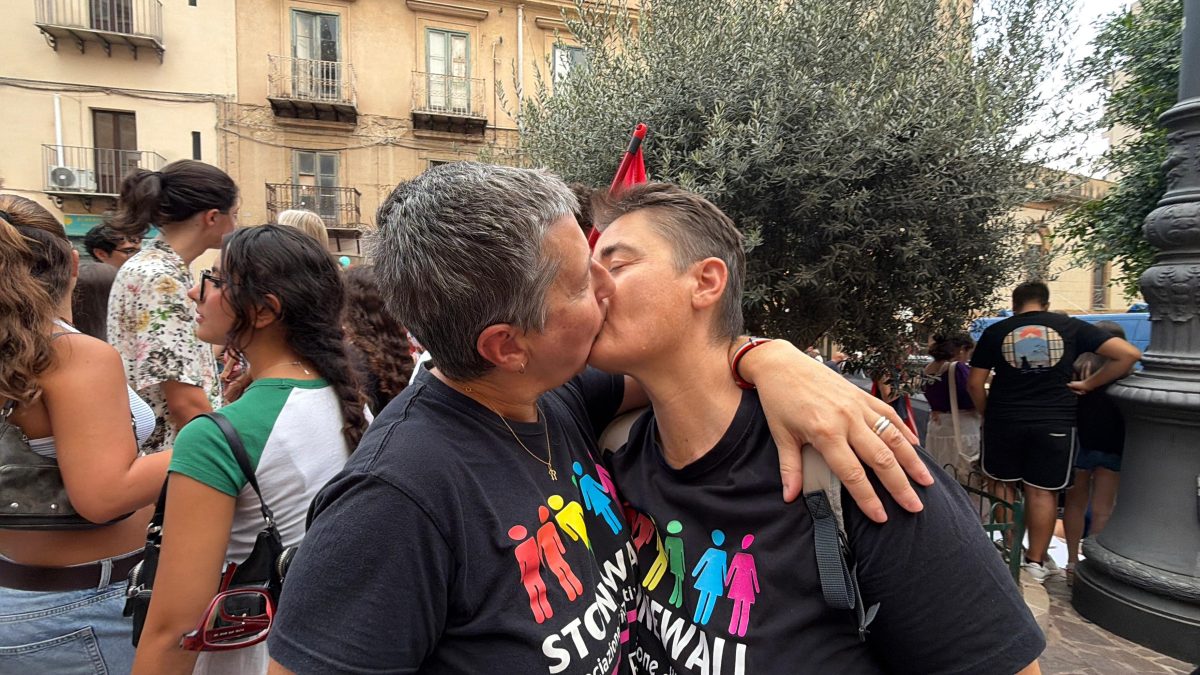 FOTO – Pride Agrigento, la città si tinge di arcobaleno nel segno di inclusione e diritti: “Evidenziamo il valore di ogni persona”