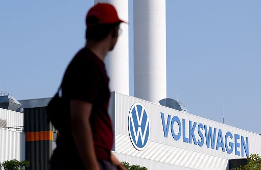 Volkswagen cala ancora la scure sul lavoro e balza del 7% in Borsa