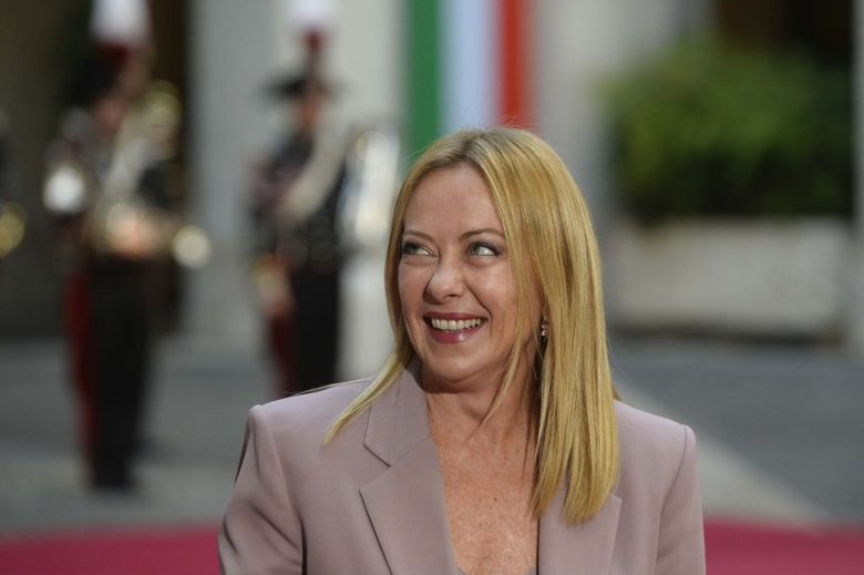 Governo, ovazione per Meloni all’ arrivo alla festa  di Bari