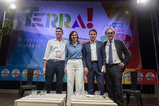 Centrosinistra, ‘campo largo’ insieme sul palco, restano nodi Ucraina e primarie