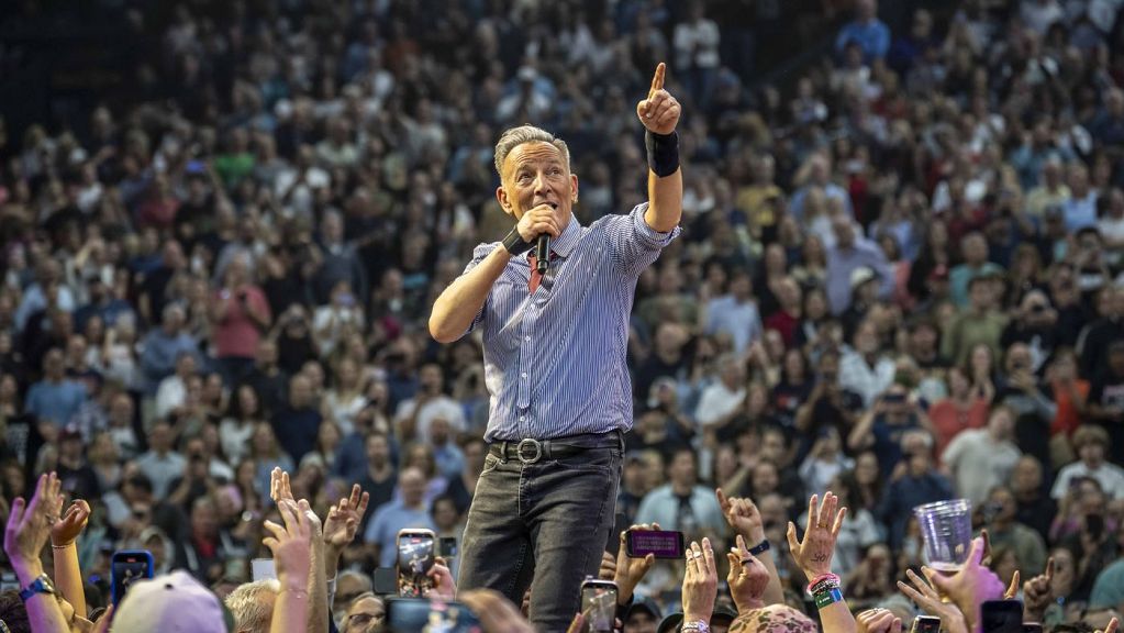 Il Boss fa un regalo ai fan, performance di 7 brani live su youtube