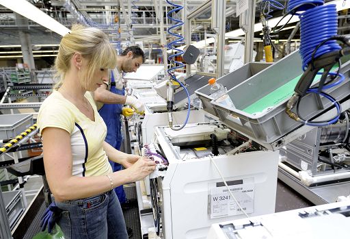 Industria, Istat: a luglio produzione +0,7% su mese, ferma su anno