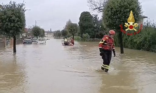 Maltempo, morta una donna bloccata in un’auto sommersa dall’acqua Maltempo, morta una donna bloccata in un’auto sommersa dall’acqua