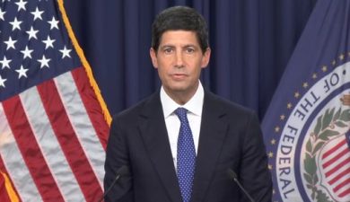 Fed, primo rialzo dei tassi da 3 anni, Warsh: misurato e responsabile