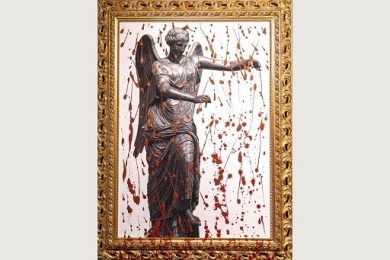Bloody Victoria, la Vittoria alata si sporca di sangue