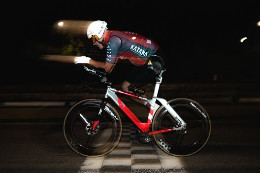 Sport, 623 km in 24 ore con una gamba: Andrea Devicenzi firma 10 record