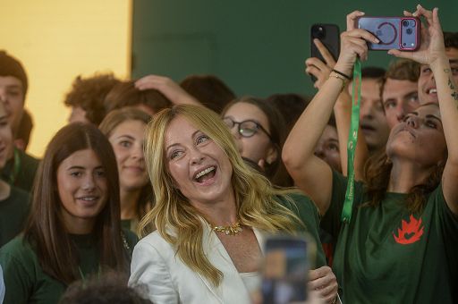 Tetto agli stranieri in classe e ingerenze, Meloni infiamma sfida a destra