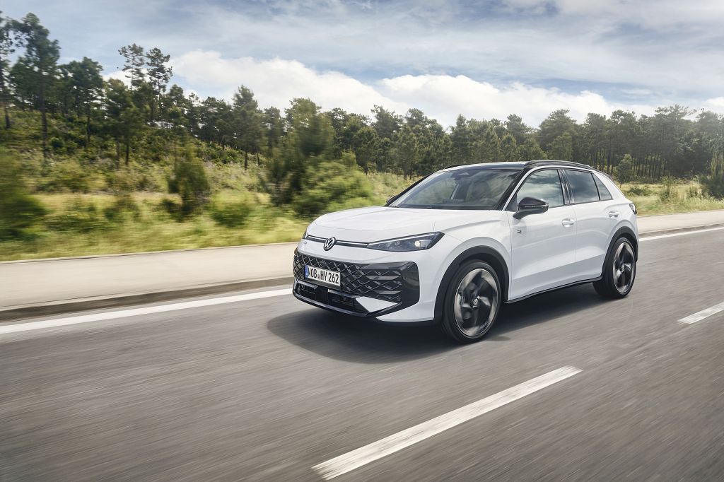 Auto: Vw T-Roc prima ad agosto in Europa, volano GLC e Model Y