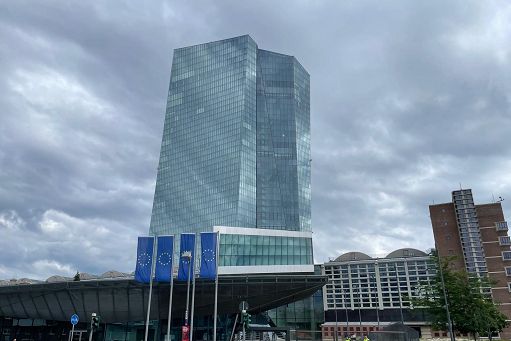 Bce: l’inflazione resterà sensibilmente sopra l’obiettivo a lungo