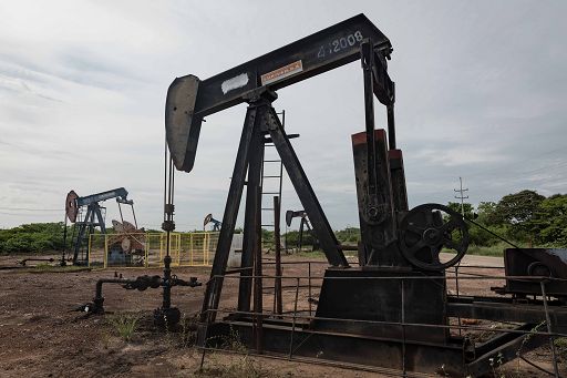 Il petrolio torna a salire in Asia, attesa per sviluppi Usa-Iran