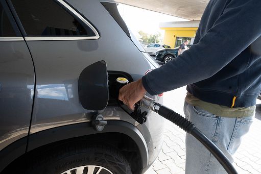 Carburanti, si limano i prezzi con i tetti decisi da alcuni gruppi