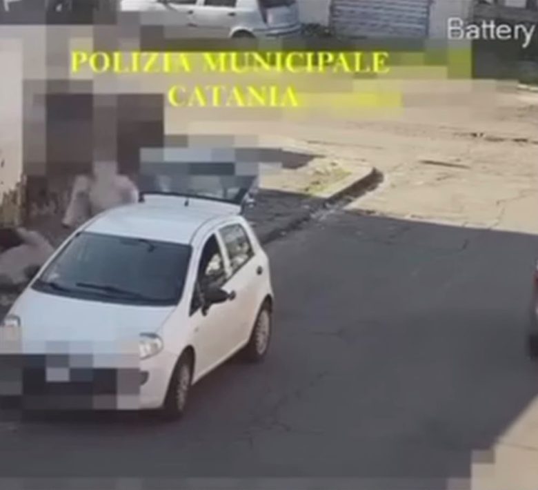 VIDEO – Catania, abbandono dei rifiuti in strada: rilevate oltre 300 infrazioni. Il sindaco Trantino: “Avremo meno parassiti alla guida”