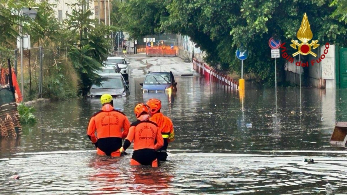 Scatta il piano anti allagamenti a Palermo, è partita la pulizia delle caditoie