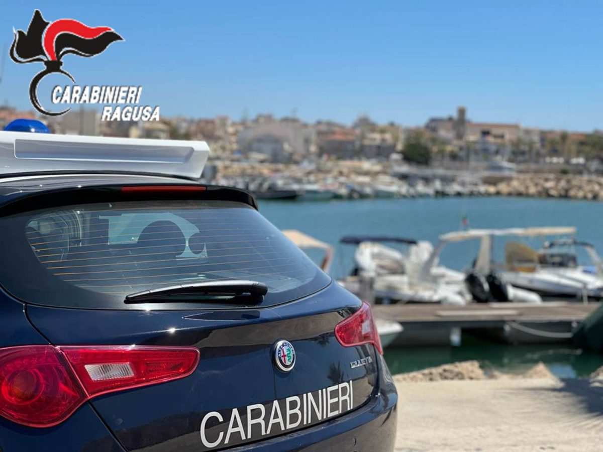 Evade dagli arresti domiciliari e non si ferma al posto di blocco: in manette 27enne nel Ragusano