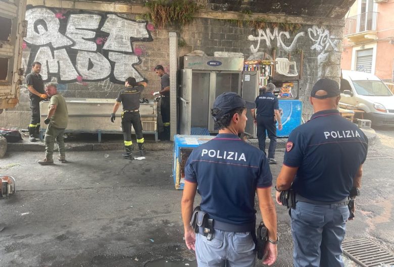 VIDEO | Operazione antidegrado a pochi passi dalla pescheria di Catania, tra installazioni abusive e rifiuti