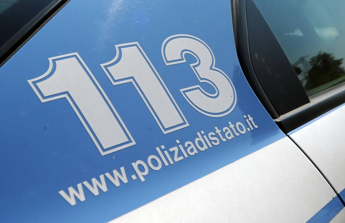 Accoltella ex moglie davanti al figlio e poi scappa con lui: fermato dopo 7 ore