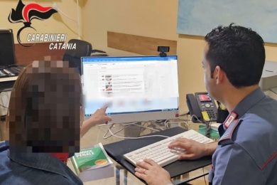 Lite per foto inviate alla moglie, getta benzina su rivale: denunciato nel Catanese