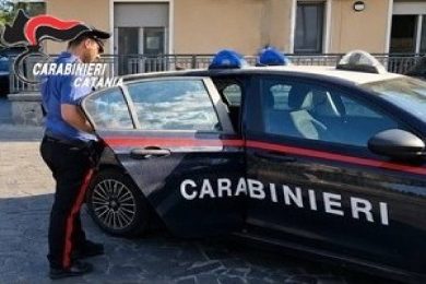 Litiga con la compagna a Palermo, va dai carabinieri a Catania ma è ai domiciliari: denunciato