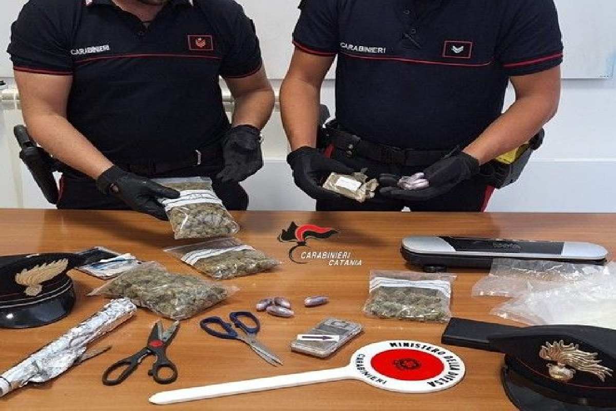 Intervengono per una lite ma in casa c’è la droga: arrestata coppia nel Catanese