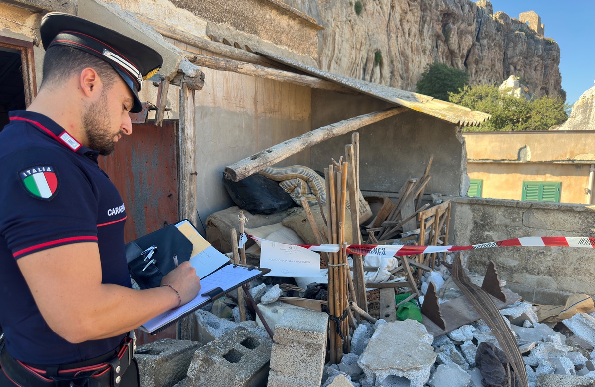 Amianto rimosso senza autorizzazioni sulla terrazza di casa, scatta il sequestro nel Palermitano
