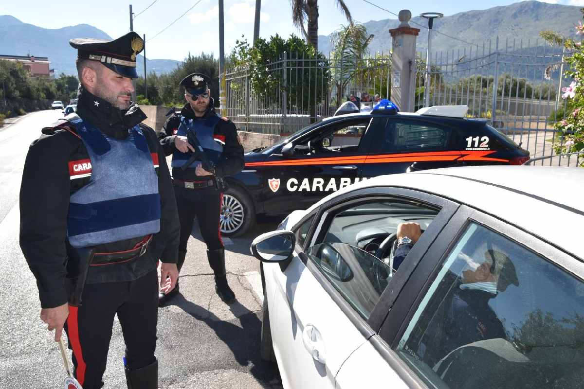 Palermo, la droga celata nel muretto a secco: arrestati due giovani alla Zisa