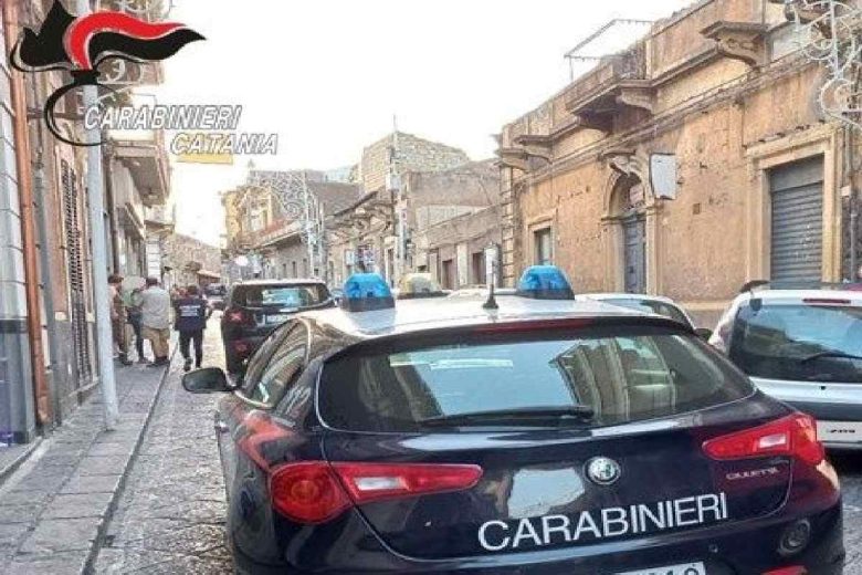 Cade dalla scala durante i lavori in un edificio nel Catanese, operaio grave in ospedale: una denuncia