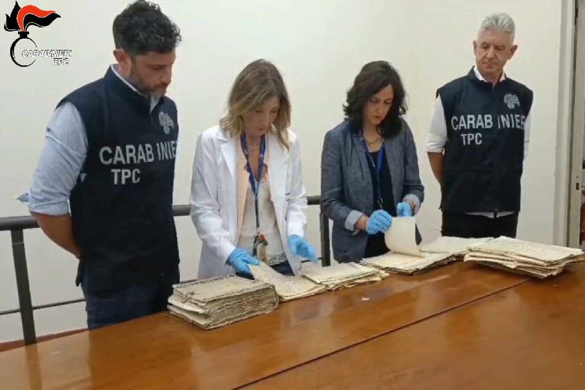 Palermo, traffico illecito di beni culturali: recuperate anfore, manoscritti e sculture per oltre 400mila euro