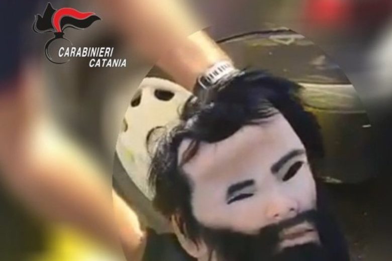 VIDEO – Progettavano rapine, scoperto un deposito con armi, munizioni e maschere a Nesima: arrestato 36enne