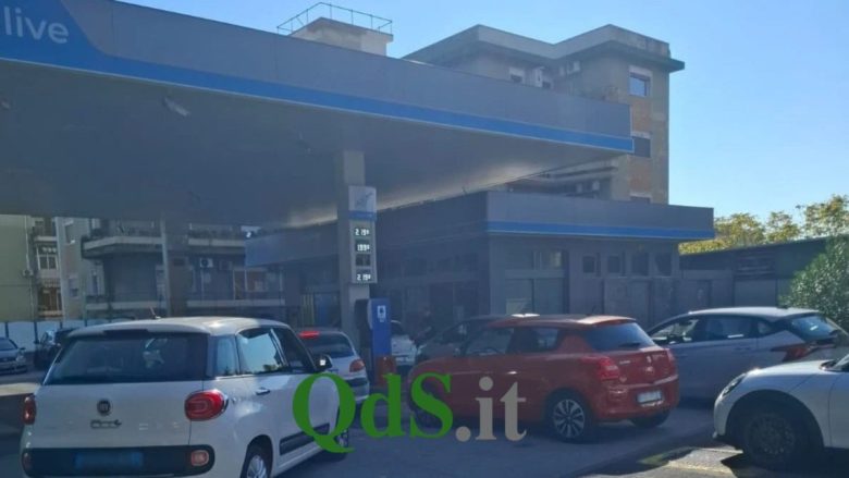 VIDEO | Prezzi tagliati ai carburanti, assalto ai distributori Eni a Catania: lunghe code e caos