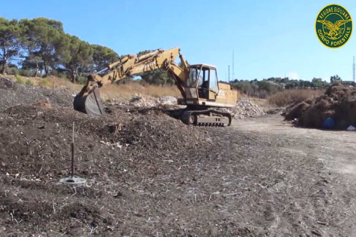 Scoperta vasta discarica abusiva a Scicli: denunciato un 46enne