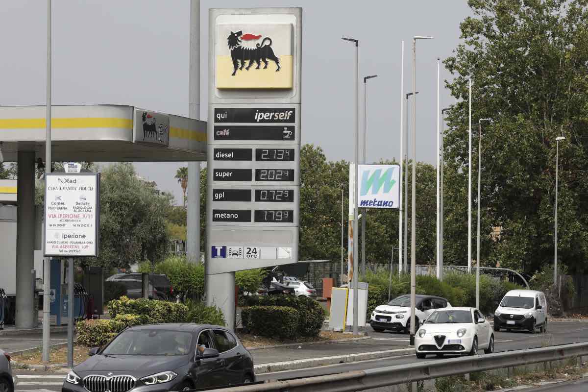 Eni e i prezzi calmierati, si andrà per un massimo di 2.19 al litro. Dove e quali sono le stazioni in Sicilia: l’elenco completo Eni e i prezzi calmierati, si andrà per un massimo di 2.19 al litro. Dove e quali sono le stazioni in Sicilia: l’elenco completo