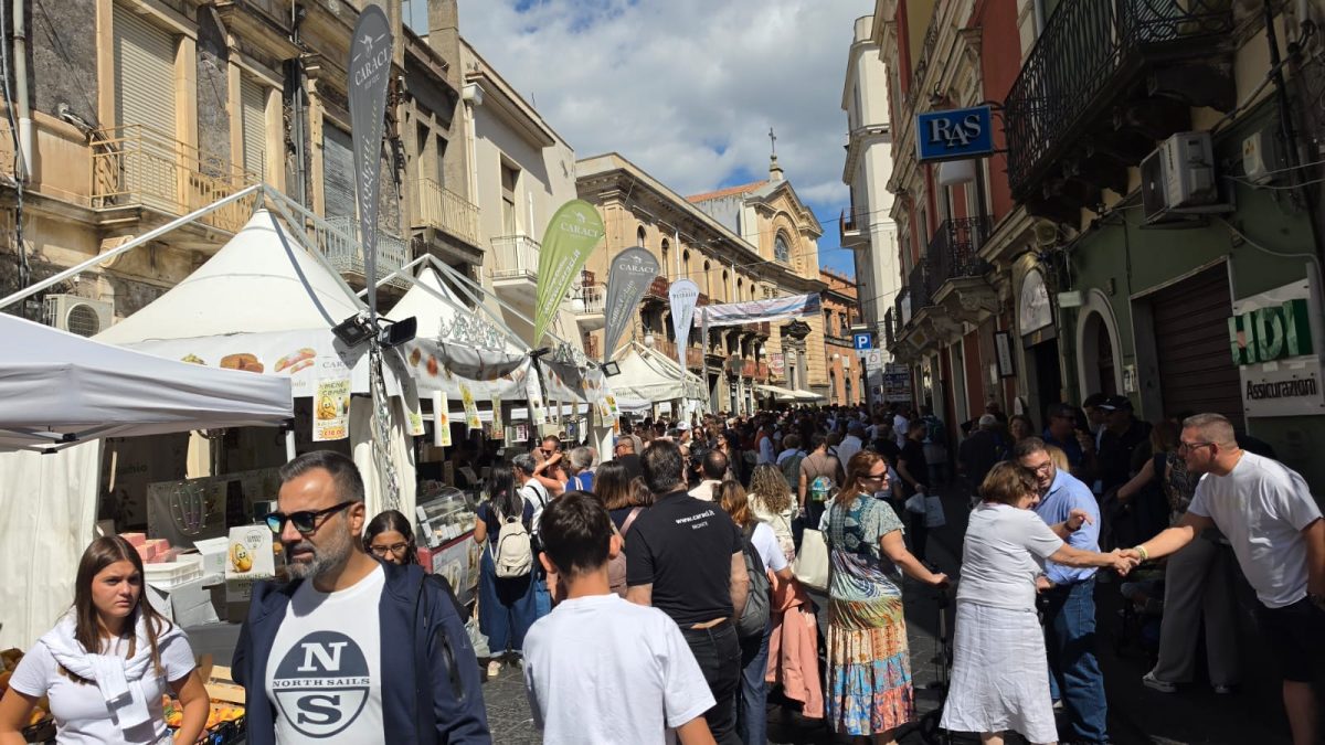 A Bronte folla per la 35a edizione della Sagra del Pistacchio