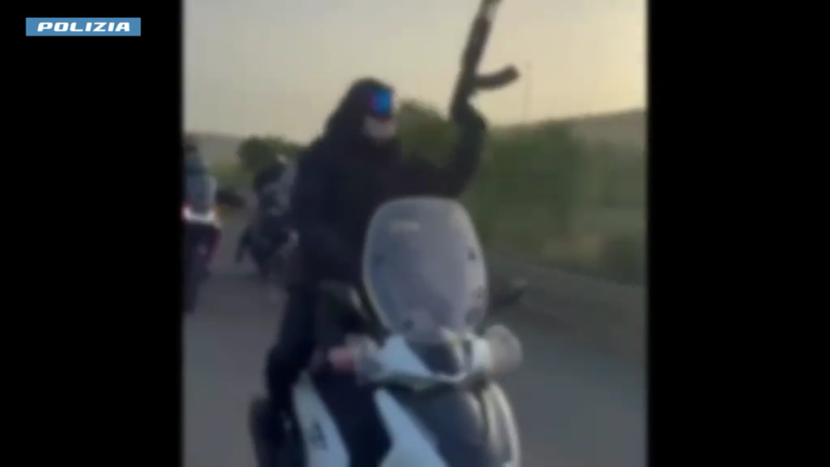 Colpi di kalashnikov durante una corsa clandestina di cavalli a Catania, un arresto