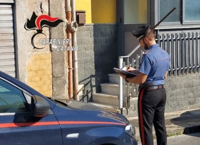 Tentano furto a casa di un’anziana ma il colpo fallisce, fermati un uomo e una donna nel Catanese