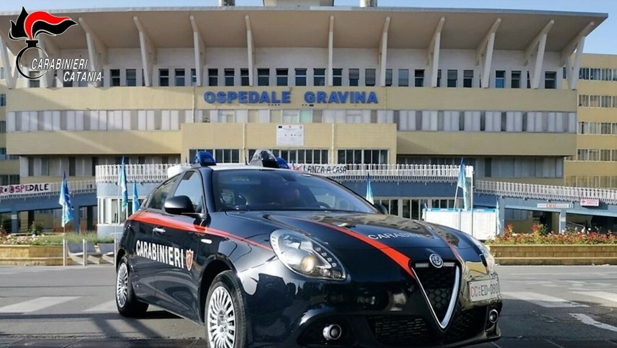 Caos all’ospedale di Caltagirone, medico aggredito e pc rotto: arrestato 28enne
