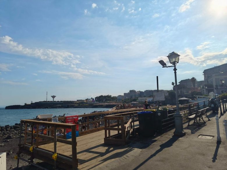 Catania, giovane di 21 anni scompare in mare mentre nuota: ritrovato dopo quattro ore