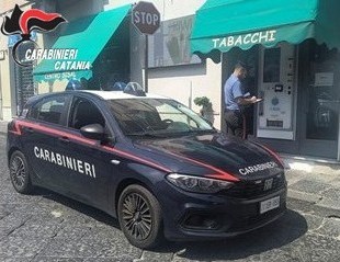 Rubano 300 biglietti della lotteria al tabacchino, poi scappano: fermati in tre a Catania