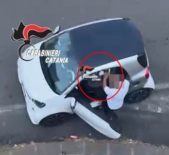 Spacca il finestrino e ruba borse griffate, vittima filma dal balcone: incastrato dal Gps in un’ora nel Catanese